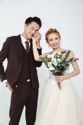 -现代经典婚纱摄影