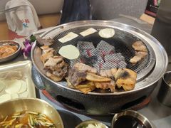 -围炉肉舍•炭烤活鳗•丹东海鲜烤肉(步行街店)