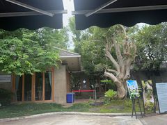 -Chom Cafe and Restaurant