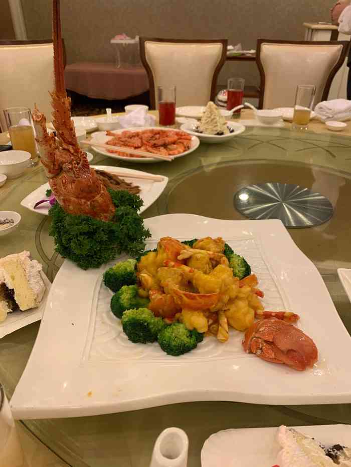 鹏天阁酒楼(红旗店)-"同学结婚在这里办的,是五楼好像,装修很豪.