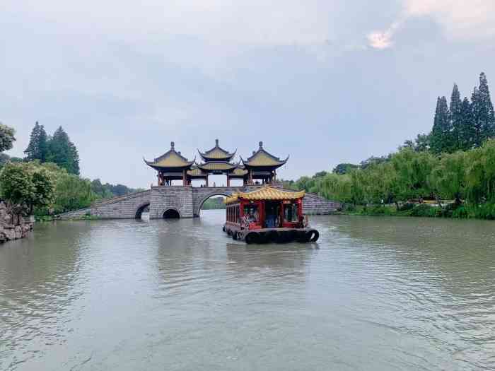 瘦西湖游船-"当炎热的暑气随着夜幕降临而逐渐消退,扬州.