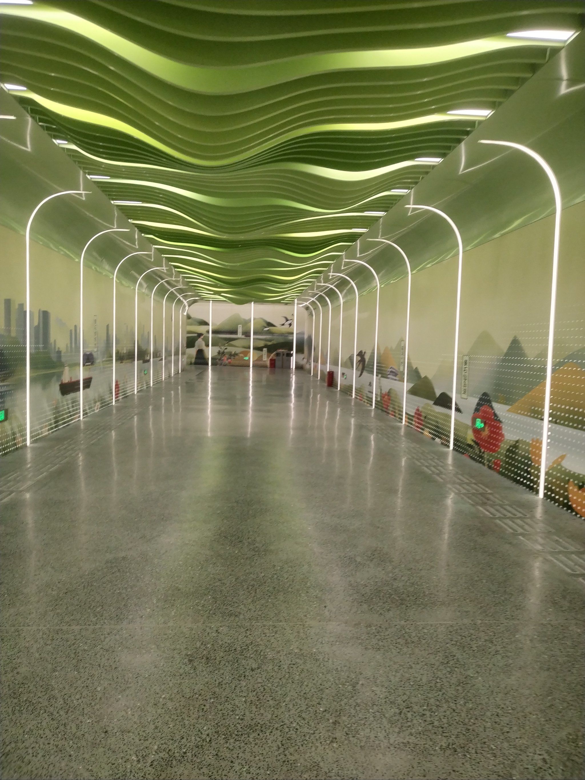 人行道旁的时光隧道