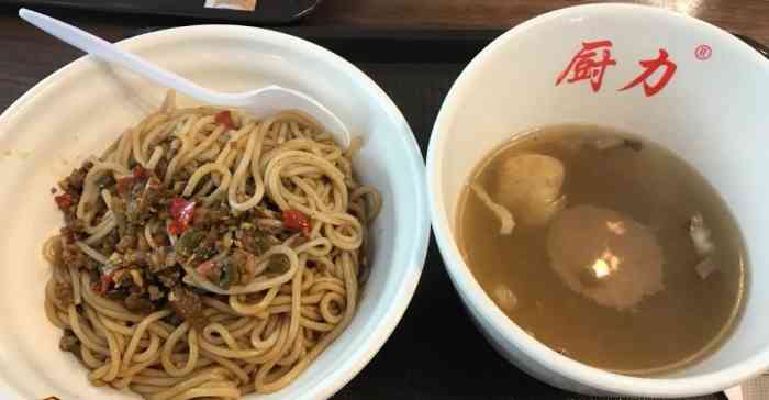 铺地锦地方特色小吃-"超级难吃,服务员爱搭不理.皮蛋瘦肉粥当着.