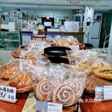 在隔壁买了咖啡，又在他们家来买面包