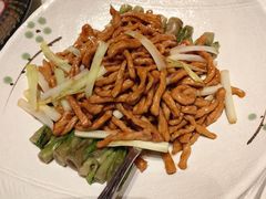 刺嫩芽韭黄炒肉丝-臻宝中餐厅·大连菜·海鲜·融合菜(大连一方城堡豪华精选酒店)