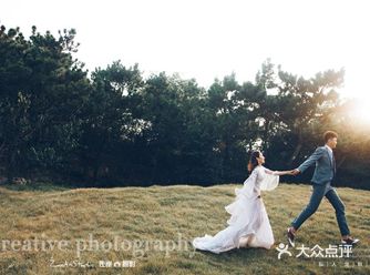 给大家分享一组旅拍风格的婚纱照客片