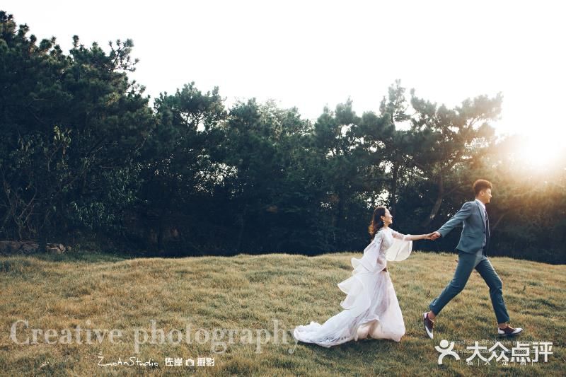 给大家分享一组旅拍风格的婚纱照客片