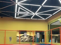 -爱蹦iBOON蹦床运动馆(江汉店)
