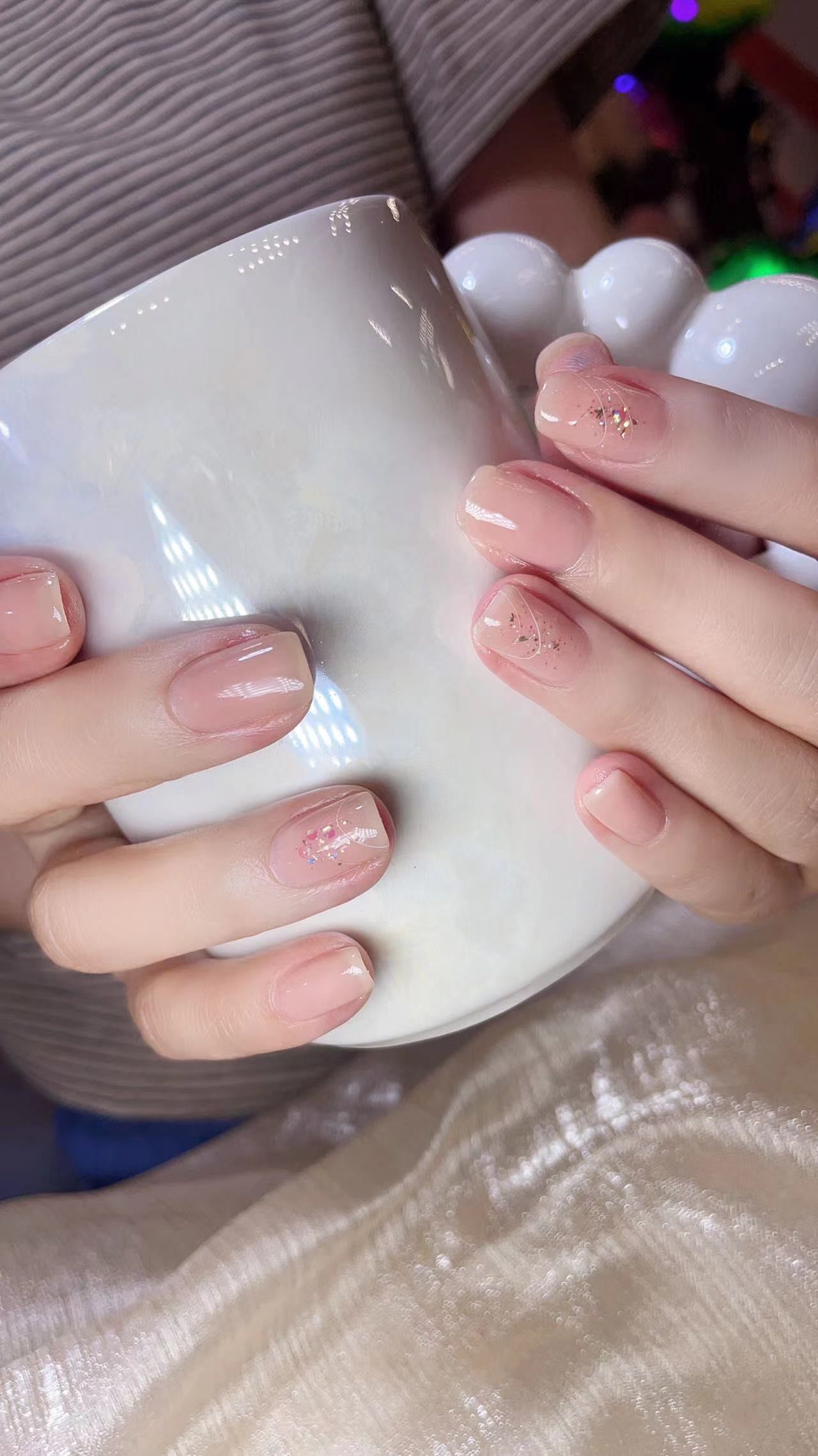 淡雅粉指甲的魅力