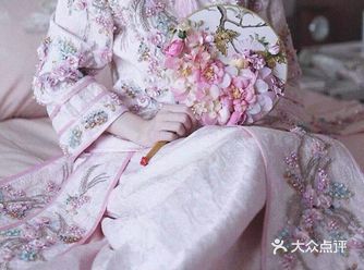 今天,栗子要给大家推荐一款少女感十足的中式嫁衣