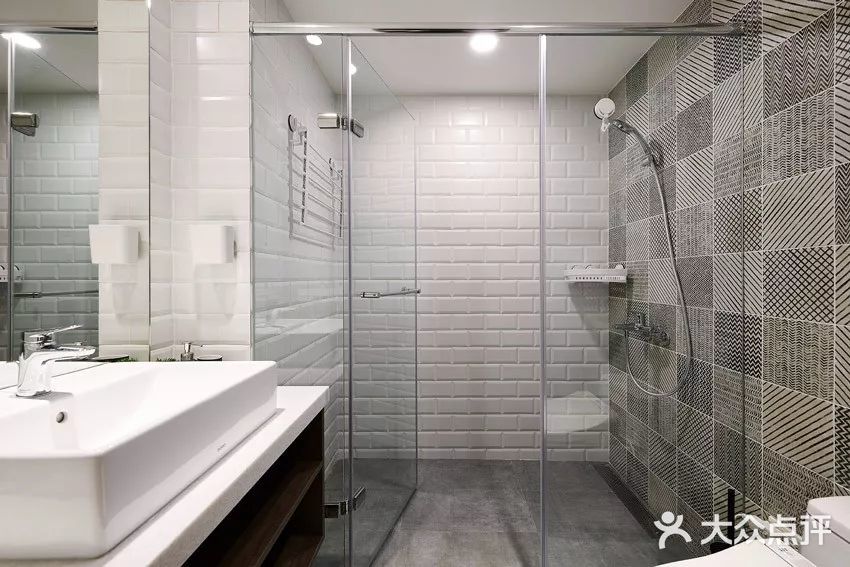 今日分享卧室到客厅的玻璃隔断让人眼前一亮！