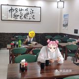 牌子都这么惹眼，这得多火呀