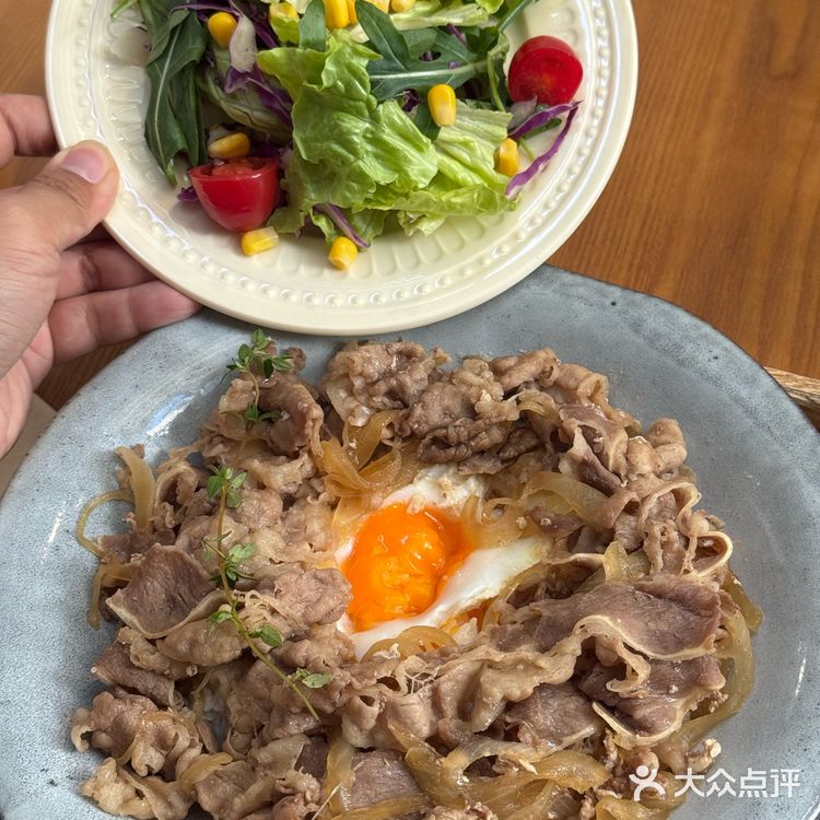 暖暖的午餐组合🙋🏻♂️牛肉饭一定要配一杯热红酒🙋🏻♂️