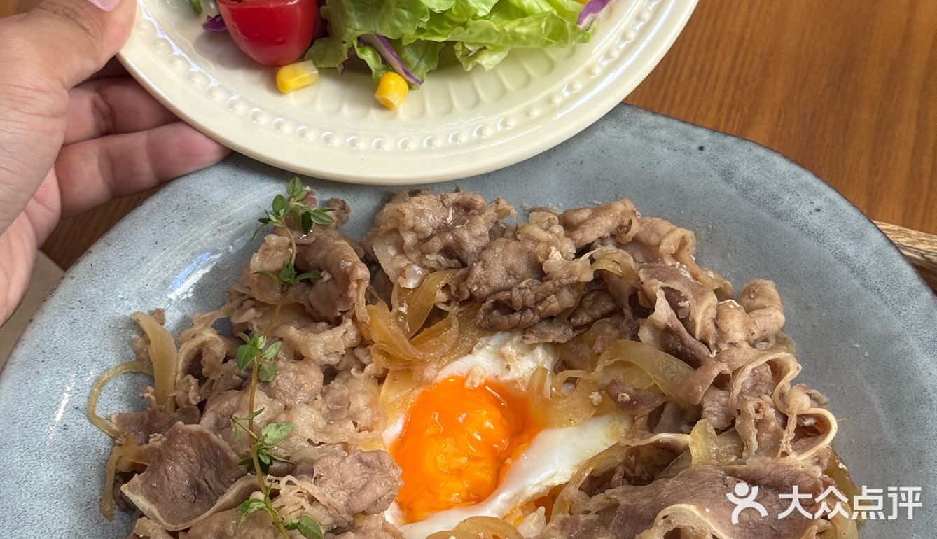 暖暖的午餐组合🙋🏻‍♂️牛肉饭一定要配一杯热红酒🙋🏻‍♂️