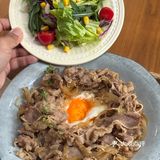 暖暖的午餐组合🙋🏻‍♂️牛肉饭一定要配一杯热红酒🙋🏻‍♂️