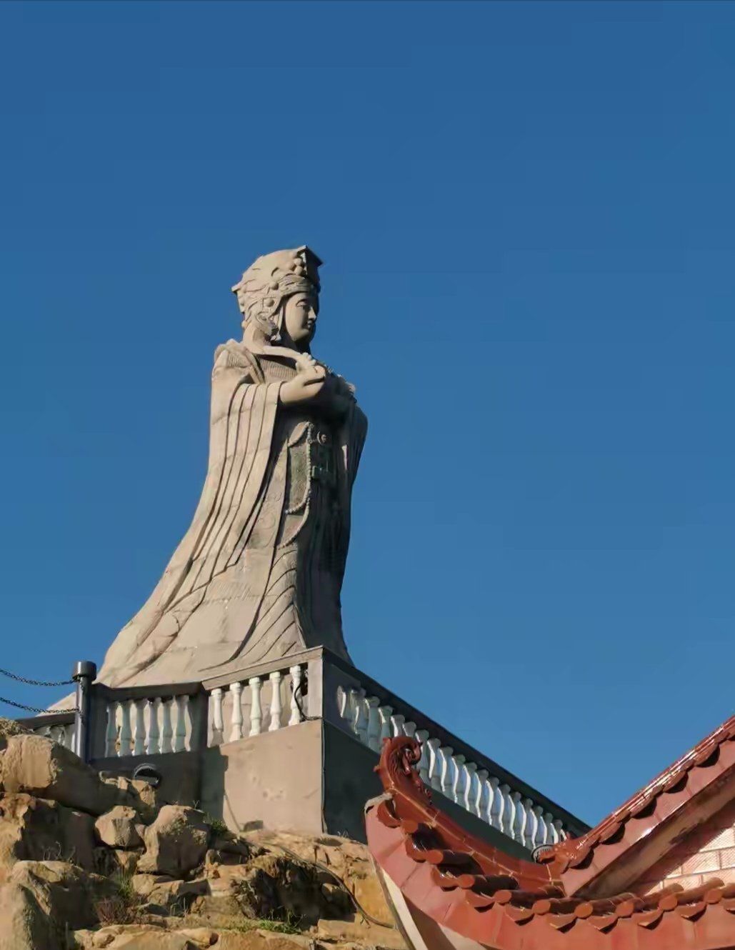 长乐十七孔王母礁是一个位于福州长乐的自然景点(免费景区),以其独特
