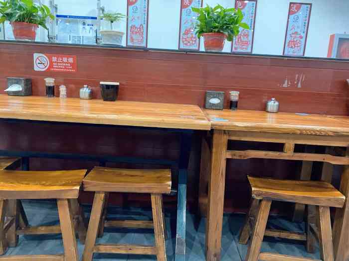 西安小厨(传媒大学店)-"位置:华汇大厦底商环境:店面很大,很宽.