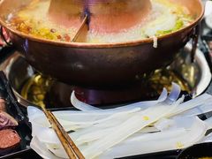 -果松木炭酸菜铜火锅·外婆参鸡汤