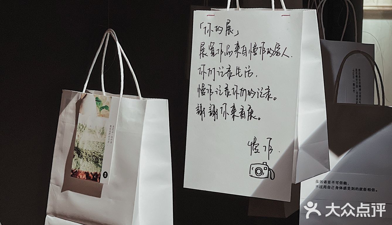 小亚：周末陪我去看一个展吧。导哥：… …