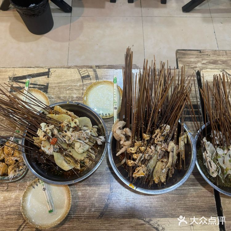 因为吃过乐山很正宗的钵钵鸡，所以只能用很不错来评价了