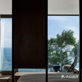 房间阳台是另一种情绪，它将空间局限打破，向天空、向海
