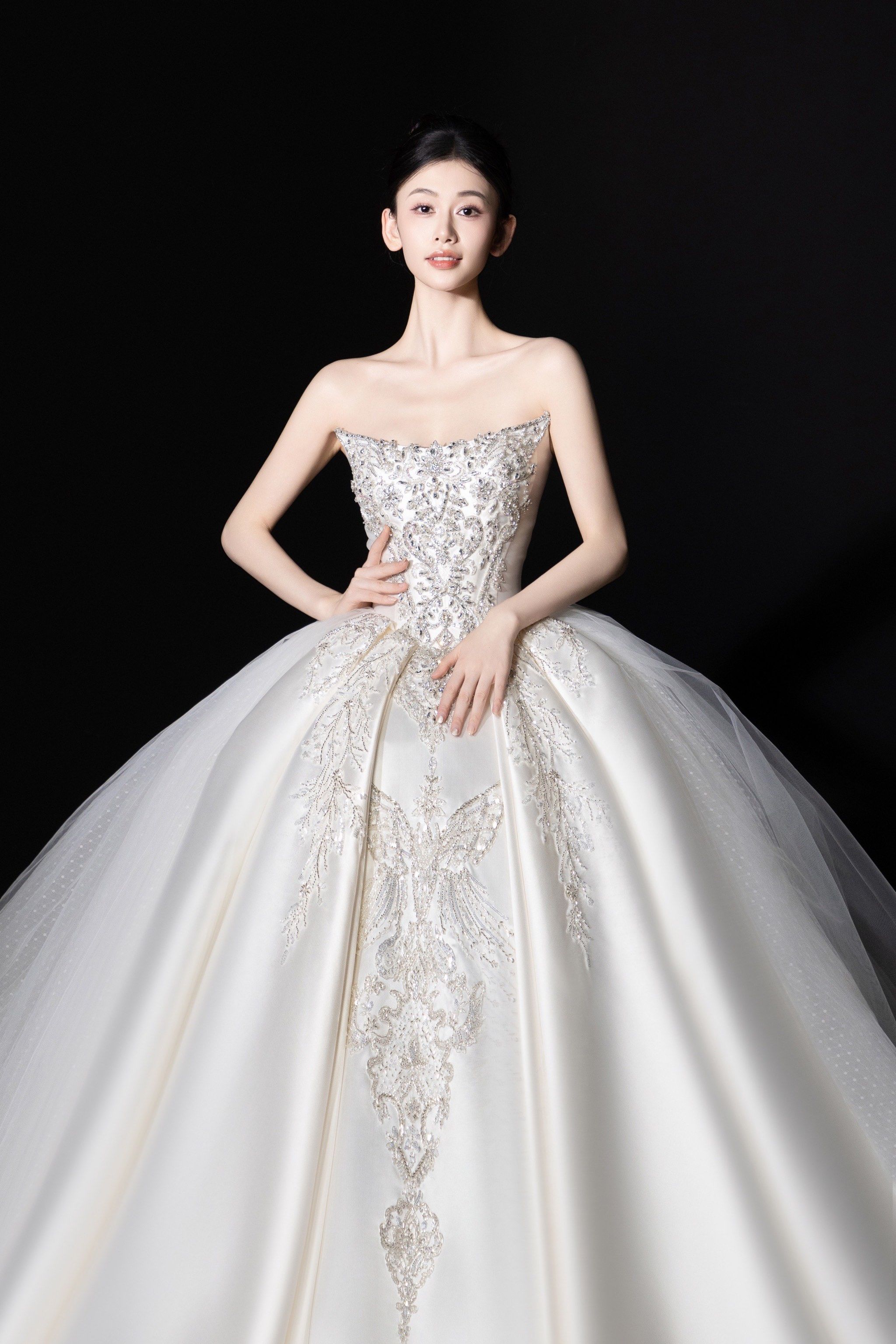 👰‍♀️这款缎钻抹胸婚纱礼服简直美炸啦!