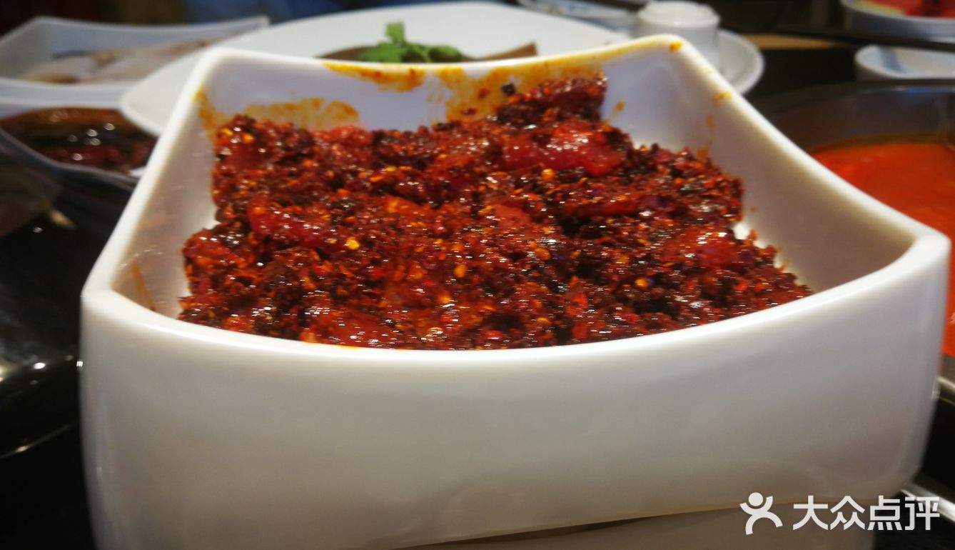 泥鳅现杀的，还在不停的扭动，血可以，辣锅很辣很麻