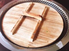 餐具摆设-三里屯土灶炖公鸡地锅鸡(江东店)