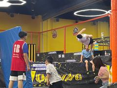 -爱蹦iBOON蹦床运动馆(江汉店)