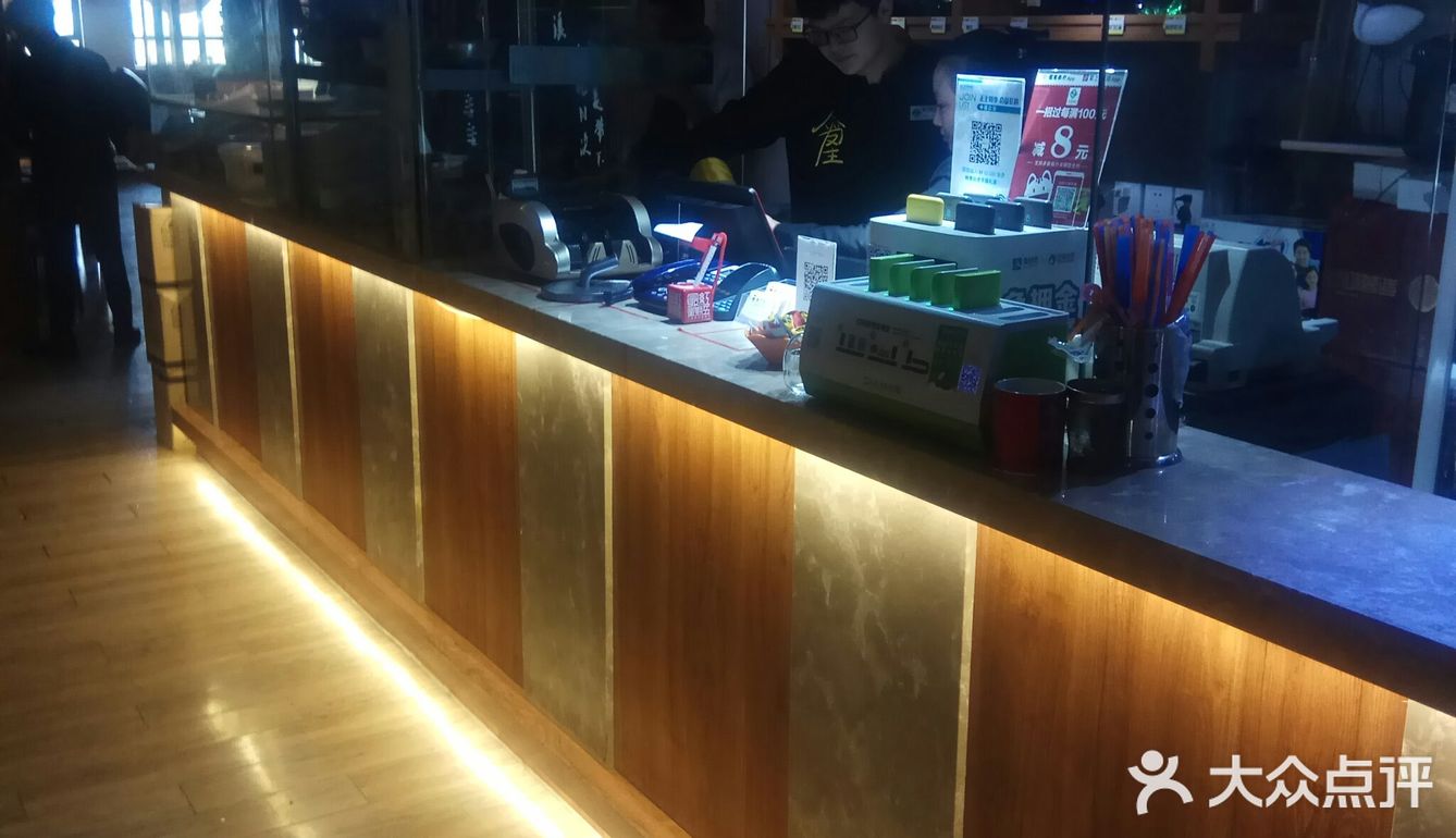 位于南京路步行街悦荟商厦6楼的溪雨观酸菜魚店