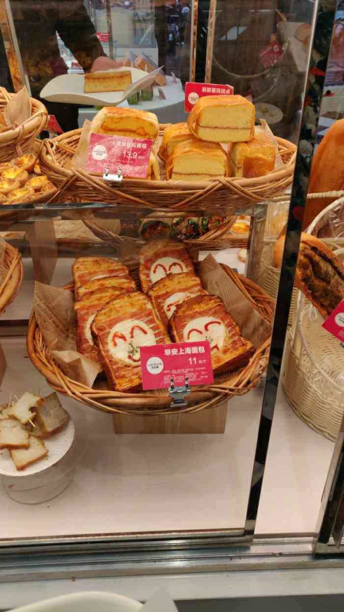 味多美(漕宝路地铁站店)-"店面在漕宝路地铁站口,靠近路边,日月光广.