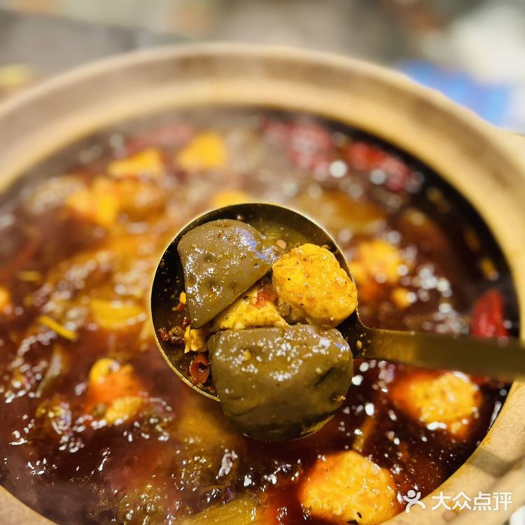 不愧是火爆武汉的泥炉老火锅🔥真的有两把刷子!!