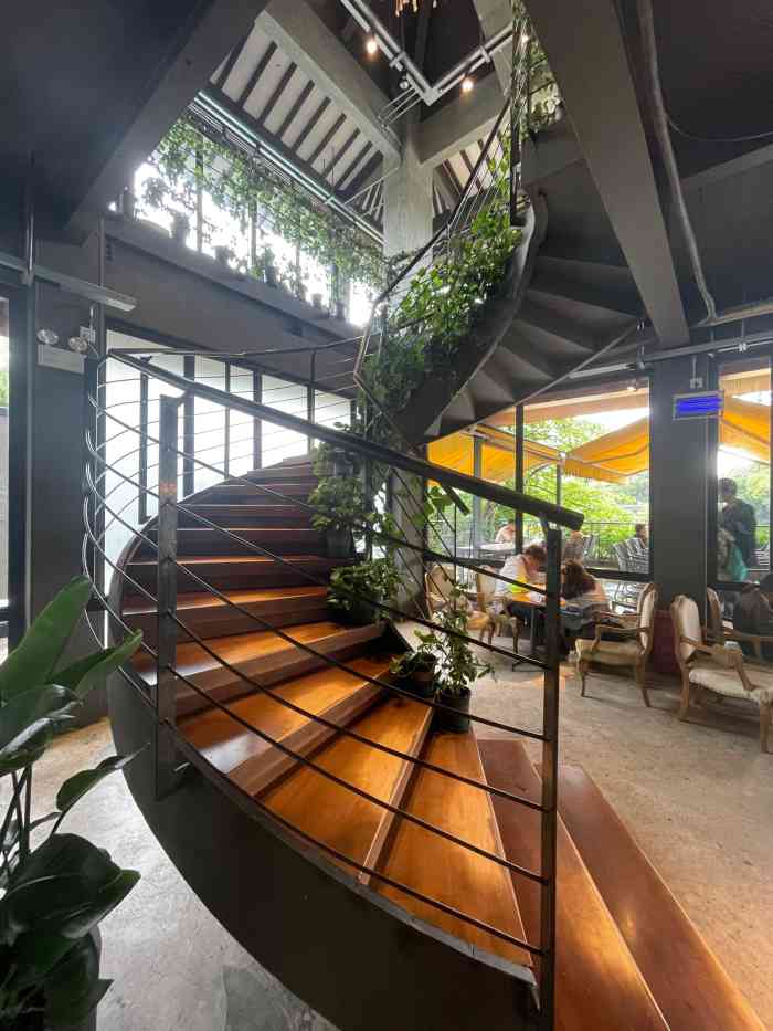 漫咖啡(翠湖店)-"紧邻翠湖旁的咖啡店自然生意很好,这家上下.