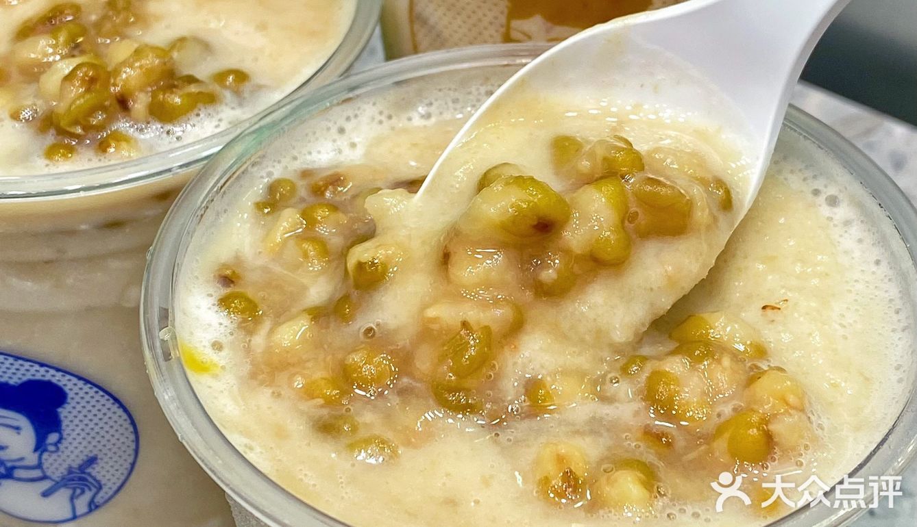 武汉的夏天必须拥有两杯沪上阿姨的绿豆牛乳冰！