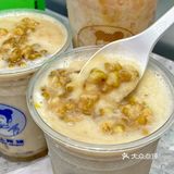 武汉的夏天必须拥有两杯沪上阿姨的绿豆牛乳冰！