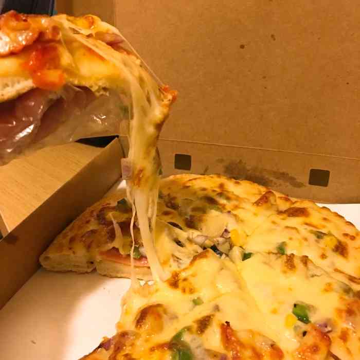 点的超级至尊披萨,还是热热的边边就比较松软