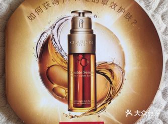 出示申领二维码给柜姐扫描即可。领到的小样有卡纸包装