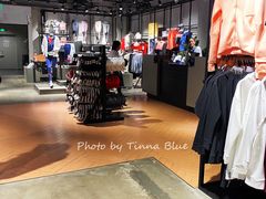 店内环境-阿迪达斯(百联徐汇商业广场运动旗舰店)