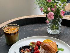 鲜虾班尼迪蛋可颂黑松-翠贝卡&Mama Kelly Brunch Coffee(河西店)