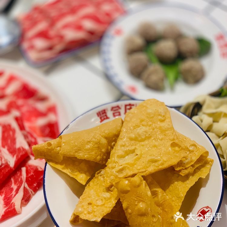 人气爆棚明星火锅~   整个餐厅装修的也是相当的红火