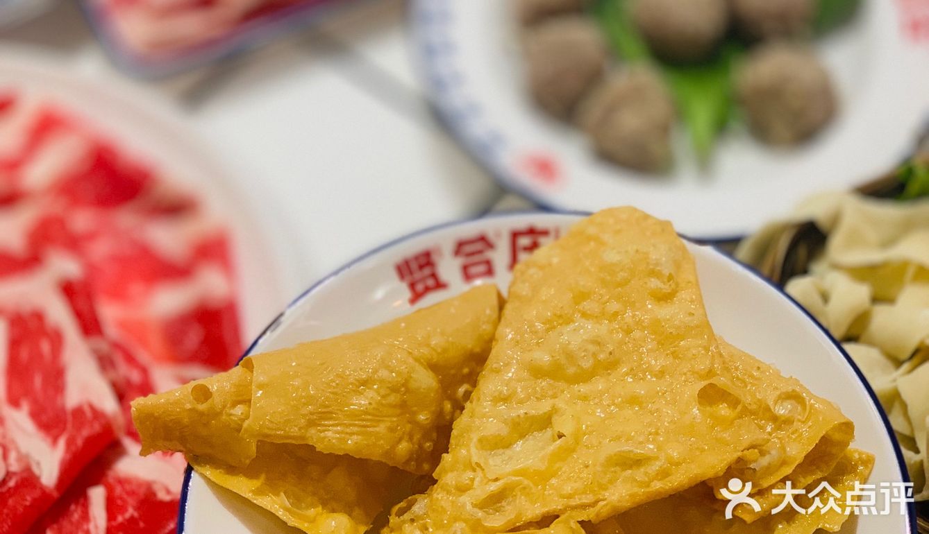 人气爆棚明星火锅~   整个餐厅装修的也是相当的红火