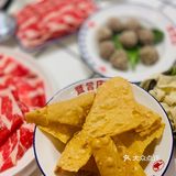 人气爆棚明星火锅~   整个餐厅装修的也是相当的红火