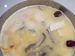 -洪氏嗨捞·广东猪肚鸡·椰子鸡火锅(西咸万象城店)
