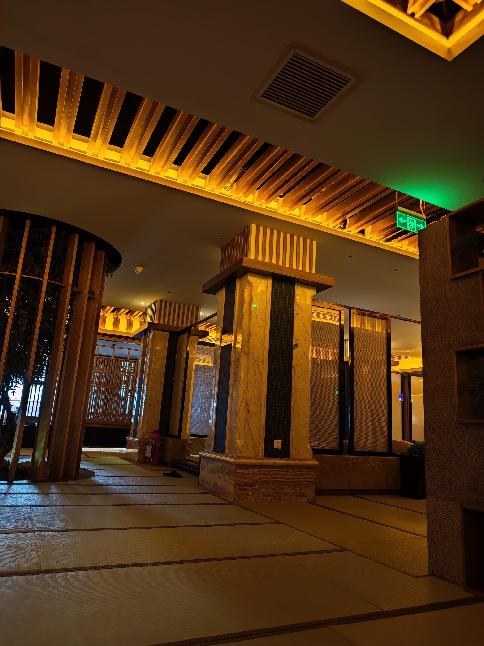 温泉舒服,饭食美味,还有各种娱乐设施.性