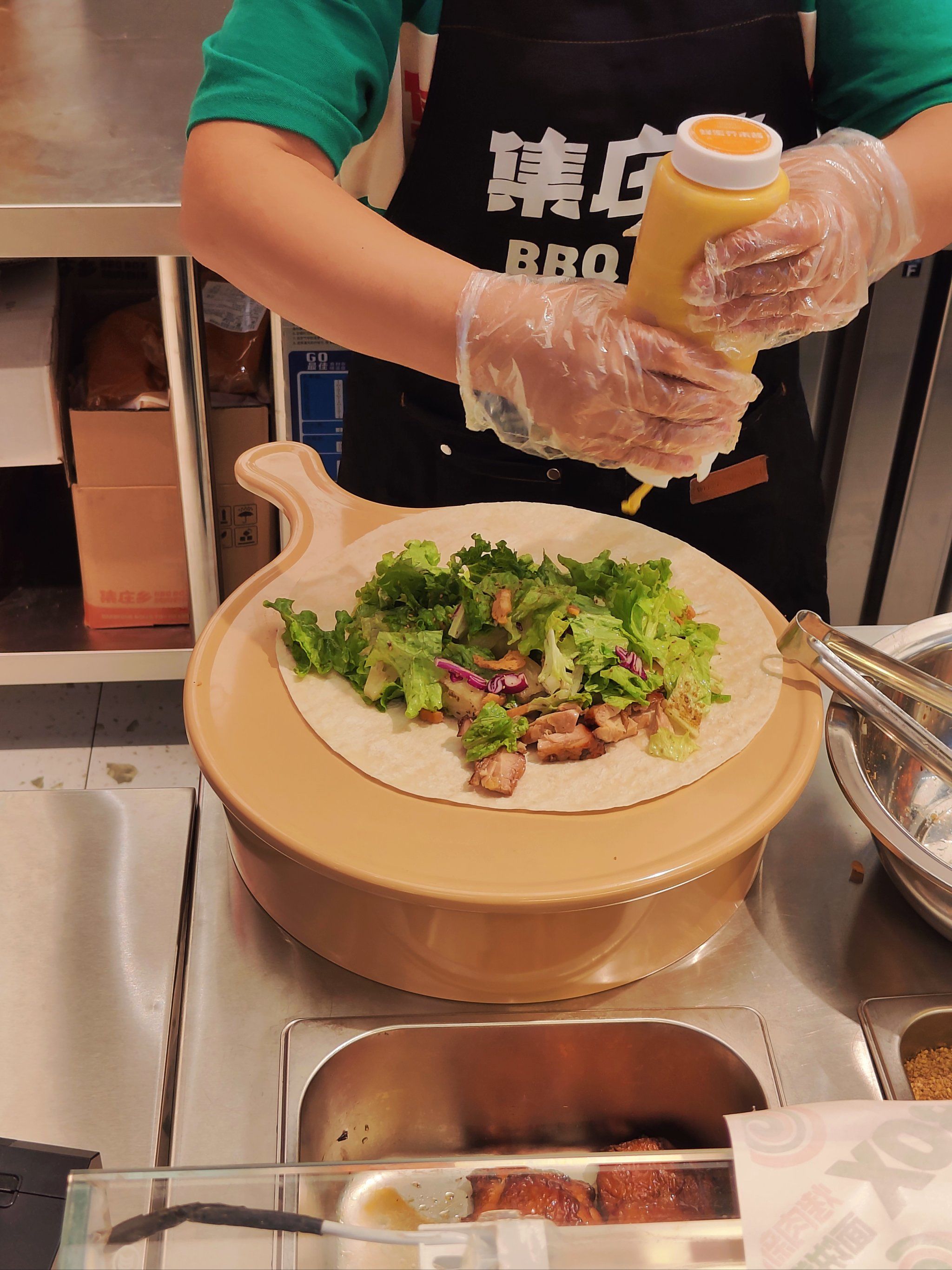 这个打五折的烤肉卷饼还怪好吃哩!