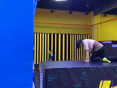 -爱蹦iBOON蹦床运动馆(江汉店)