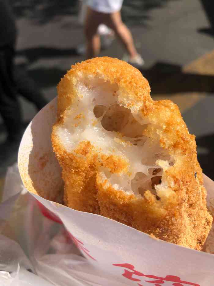 李氏酥饺(水塔店)-"据说是传统的武汉小吃,在旁边买芝麻糊就顺.