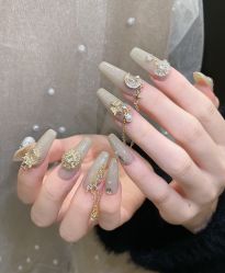 -花岐款式专研健康美甲沙龙