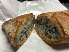 黑松露鱼子酱面包-Let's Taipei 非常烘焙(太古里店)