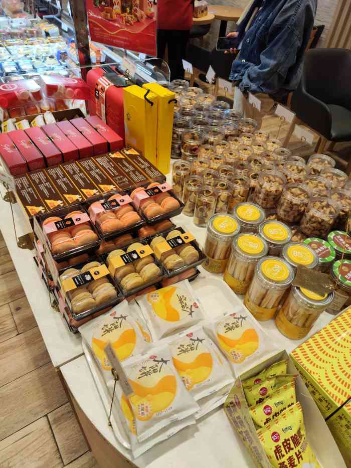 店面还比较大,有座位……装修的比较新……买的花冠安格蛋糕,被3个